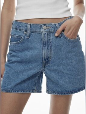 Aritzia Sunday Best Mood Jean Short Size 27 High-rise Mom Shorts Light Wash